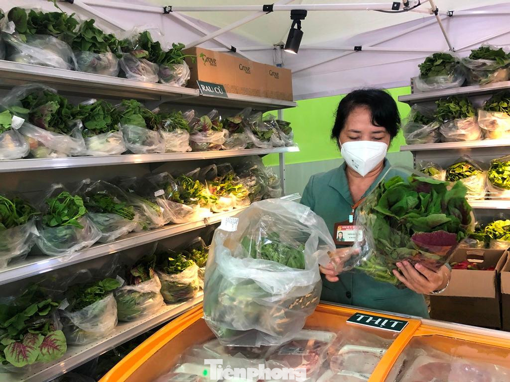 Bà Trần Kim Yến - Bí thư Quận ủy Quận 1 kiểm tra một combo rau tại cửa hàng Bà Trần Kim Yến - Bí thư Quận ủy Quận 1 kiểm tra một combo rau tại cửa hàng