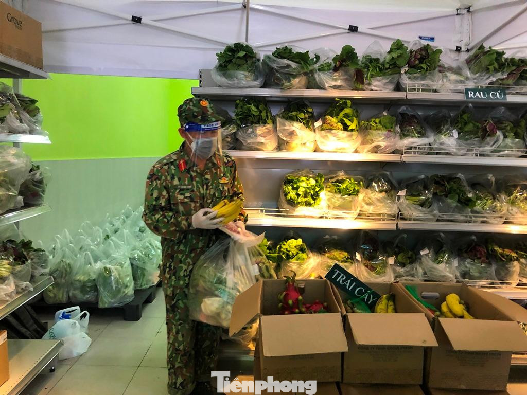 Lực lượng quân đội soạn hàng combo cho khách Lực lượng quân đội soạn hàng combo cho khách