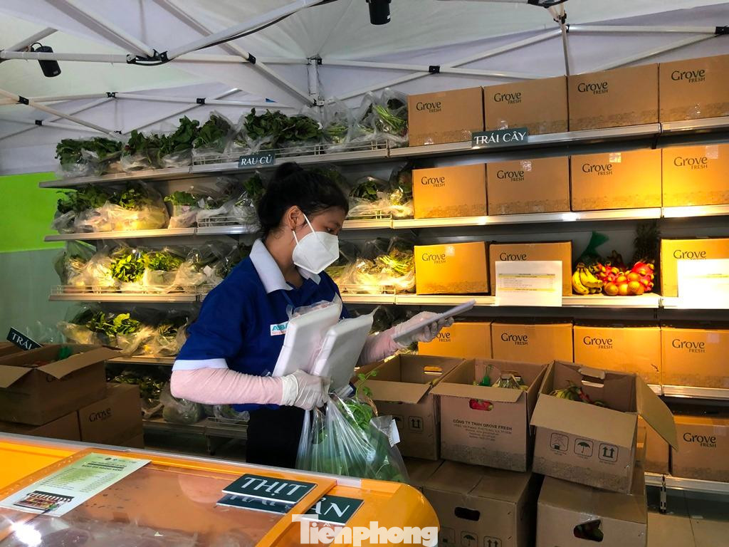 Phó Bí thư Đoàn phường Cô Giang (quận 1) Trần Thị Thùy Linh đi chợ hộ giúp dân Phó Bí thư Đoàn phường Cô Giang (quận 1) Trần Thị Thùy Linh đi chợ hộ giúp dân