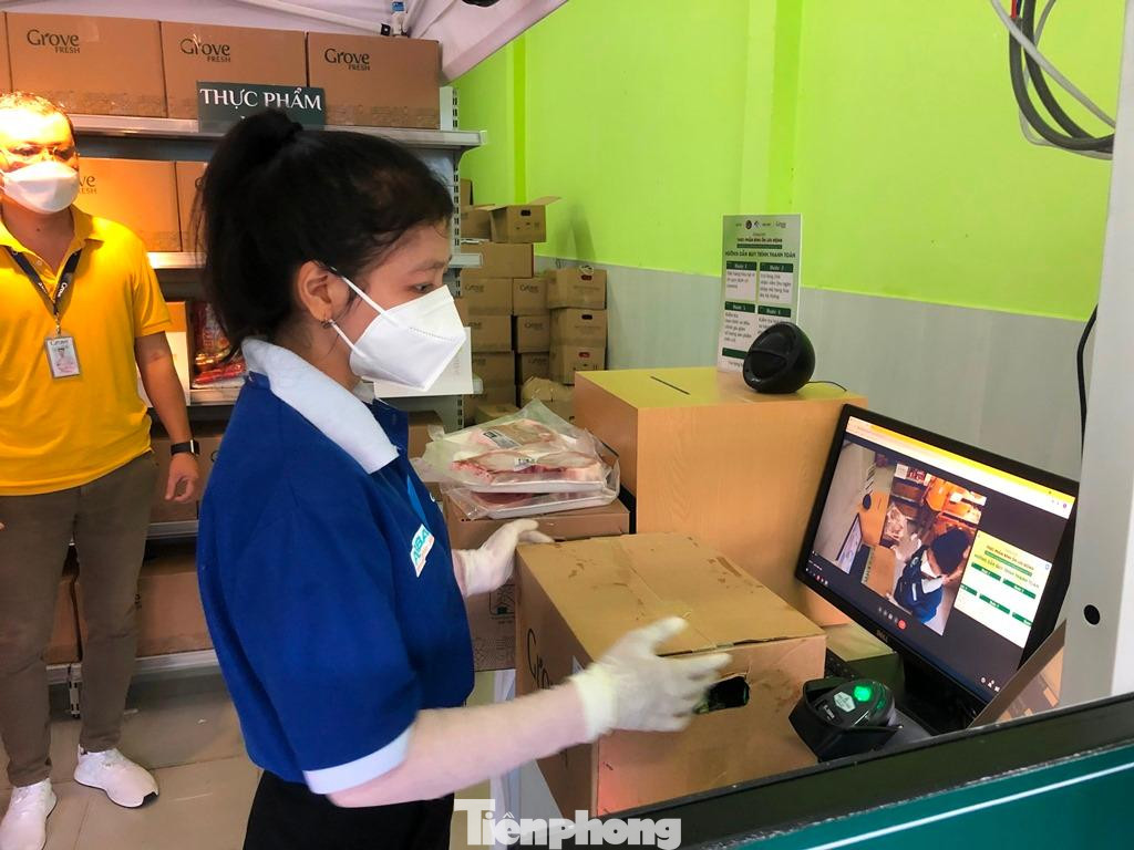 Mua hàng, thanh toán xúc tại siêu thị tự động vừa triển khai tại TPHCM