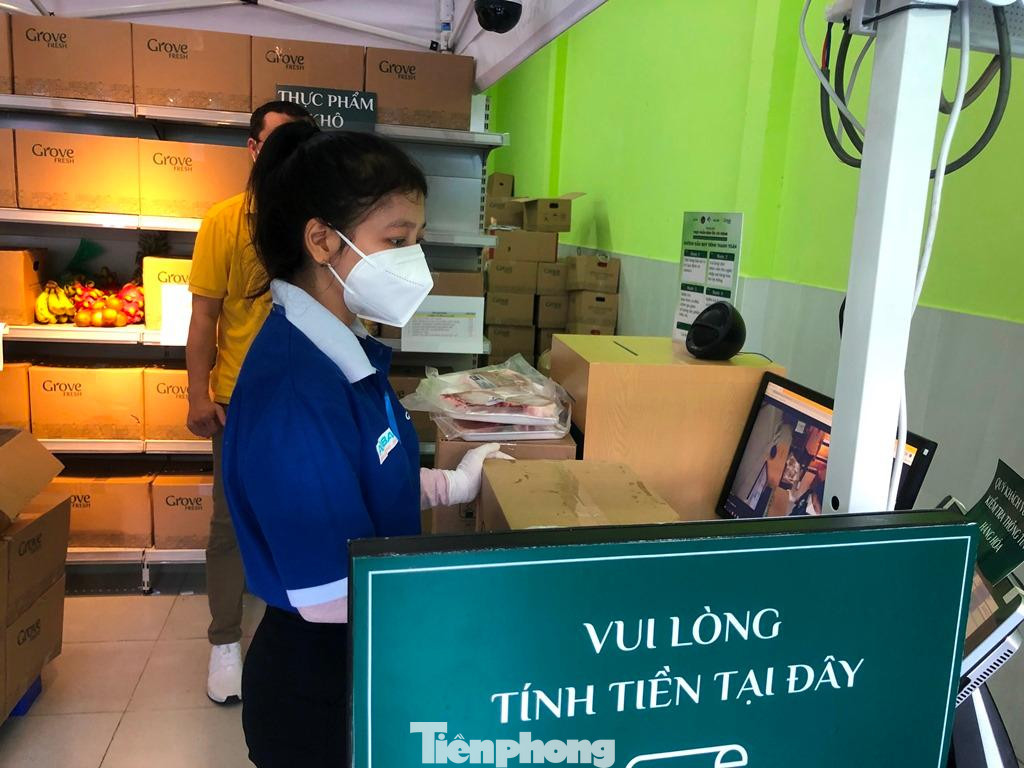 Quầy tính tiền không có nhân viên, tất cả thông qua camera và màn hình từ xa Quầy tính tiền không có nhân viên, tất cả thông qua camera và màn hình từ xa