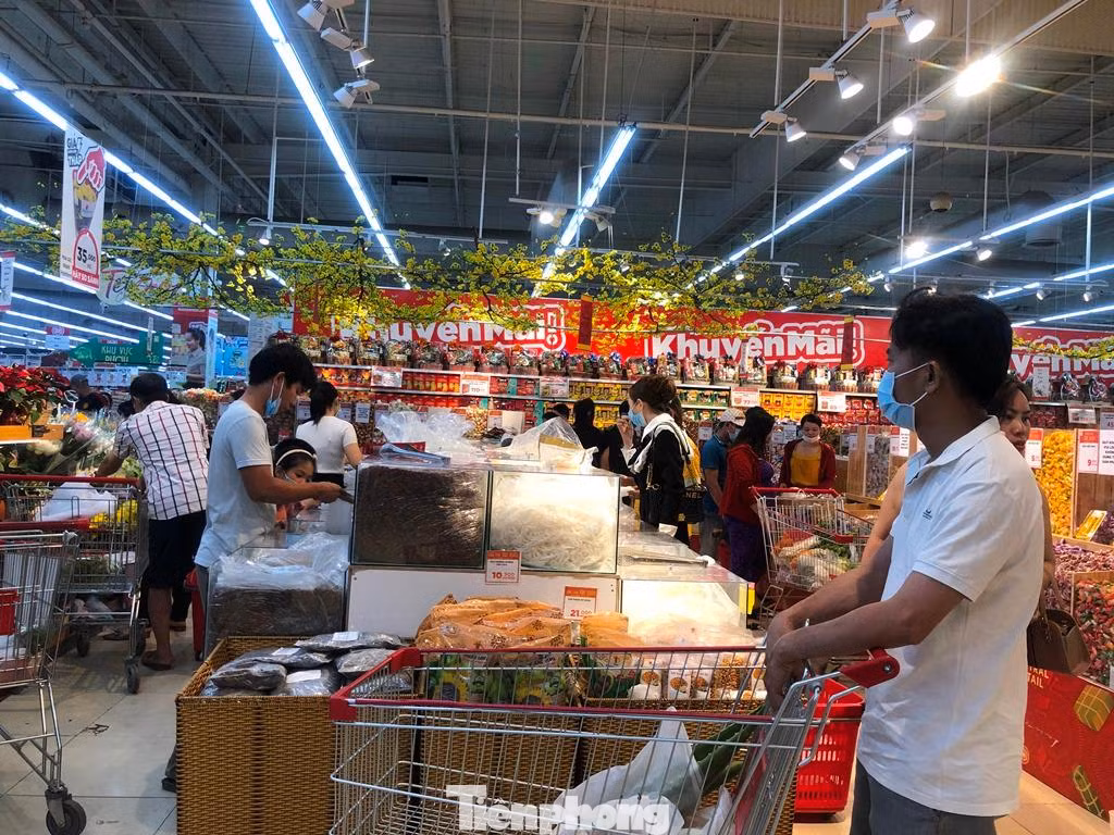 Hàng Tết lên kệ sớm tại nhiều siêu thị