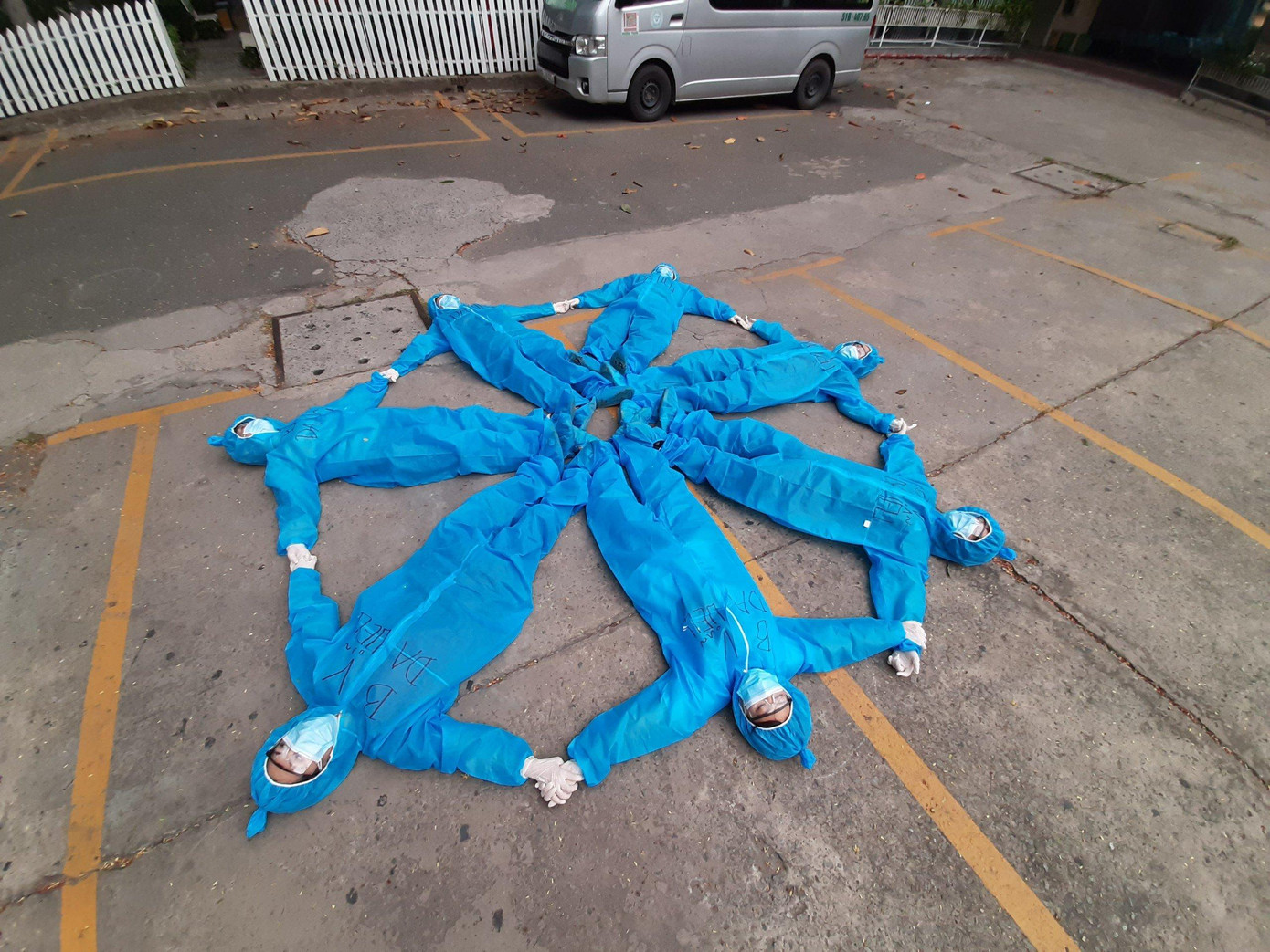 Dù công việc vất vả và nguy hiểm, nhưng các "chiến binh" chưa bao giờ chùn bước Dù công việc vất vả và nguy hiểm, nhưng các "chiến binh" chưa bao giờ chùn bước