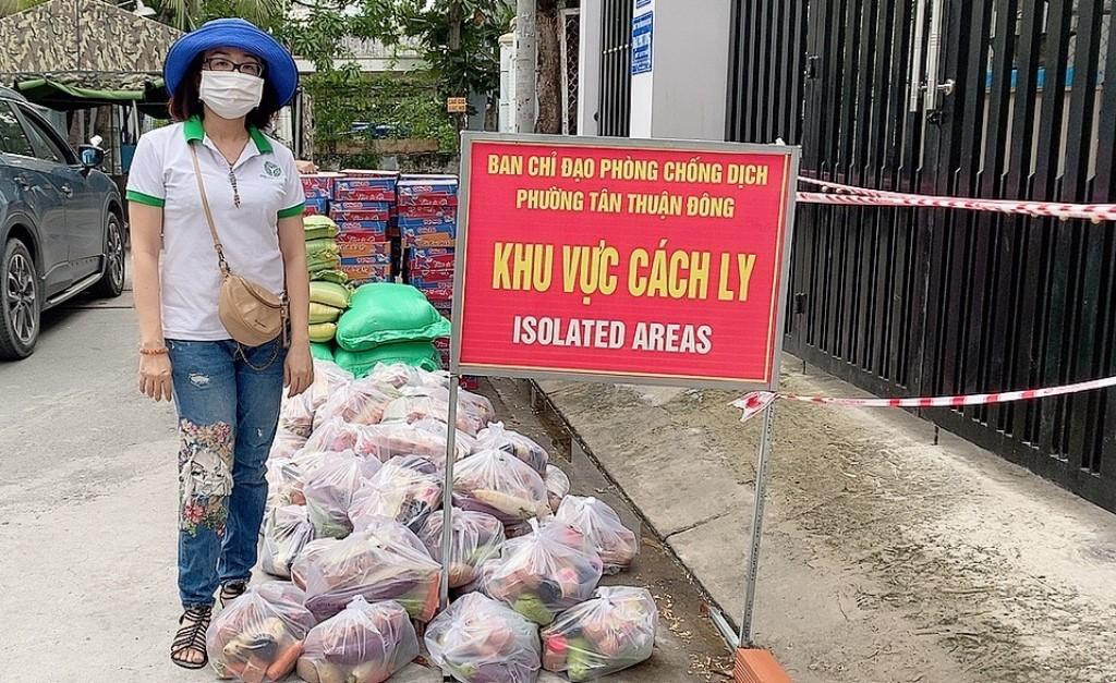 Vừa nhận hàng viện trợ là các mặt hàng nông sản từ người dân ở Huế gửi Sài Gòn thân thương, chị Trần Lâm Mỹ Uyên (ngụ quận 1, TPHCM) đã vội xắn tay áo cùng các tình nguyện viên khác sơ chế rau củ, chia phần cơm, đóng hộp để kịp giờ đưa đến tặng người dân khu cách ly, phong tỏa tại TPHCM. Vừa nhận hàng viện trợ là các mặt hàng nông sản từ người dân ở Huế gửi Sài Gòn thân thương, chị Trần Lâm Mỹ Uyên (ngụ quận 1, TPHCM) đã vội xắn tay áo cùng các tình nguyện viên khác sơ chế rau củ, chia phần cơm, đóng hộp để kịp giờ đưa đến tặng người dân khu cách ly, phong tỏa tại TPHCM.