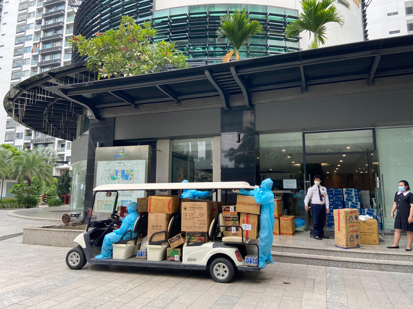 “Mỹ ơi, anh em dân quân trong này đồ bẩn hết rồi” – dòng tin nhắn của BS Vân tại bệnh số 6 gửi đến chị Mỹ. Ngay lập tức, trong buổi chiều cư dân đã gửi mấy trăm bộ quần áo được gửi vào; có người còn gửi hẳn 50 bộ “quần đùi áo số”. Chị Mỹ tâm sự: “Mức độ tương tác cộng đồng của người dân rất nhanh, giống như hạt giống có sẵn trong lòng mỗi người, giờ chỉ cần tưới nước là… lớn lên”. “Mỹ ơi, anh em dân quân trong này đồ bẩn hết rồi” – dòng tin nhắn của BS Vân tại bệnh số 6 gửi đến chị Mỹ. Ngay lập tức, trong buổi chiều cư dân đã gửi mấy trăm bộ quần áo được gửi vào; có người còn gửi hẳn 50 bộ “quần đùi áo số”. Chị Mỹ tâm sự: “Mức độ tương tác cộng đồng của người dân rất nhanh, giống như hạt giống có sẵn trong lòng mỗi người, giờ chỉ cần tưới nước là… lớn lên”.