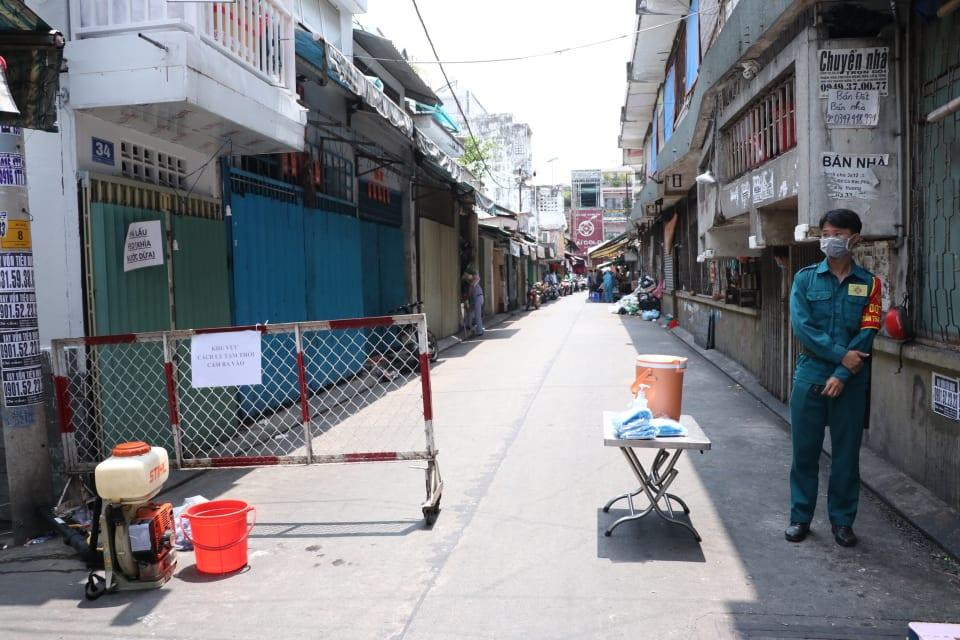 Chợ Phú Nhuận bị phong tỏa đoạn đường dài tầm 300 mét Chợ Phú Nhuận bị phong tỏa đoạn đường dài tầm 300 mét