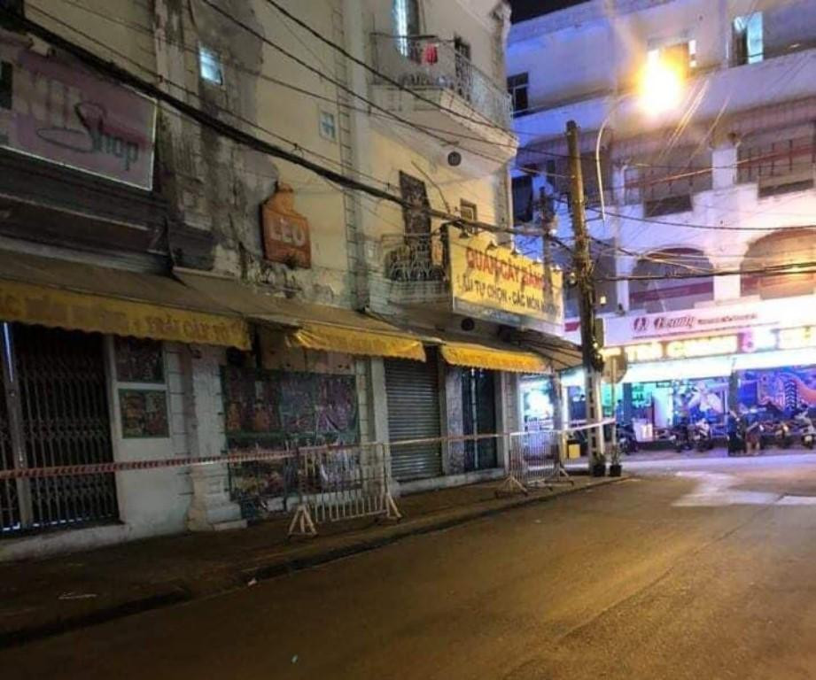 Nhiều căn nhà ở giao lộ Vũ Huy Tuấn - chung cư Miếu Nổi tạm phong tỏa đêm 20/5 Nhiều căn nhà ở giao lộ Vũ Huy Tuấn - chung cư Miếu Nổi tạm phong tỏa đêm 20/5