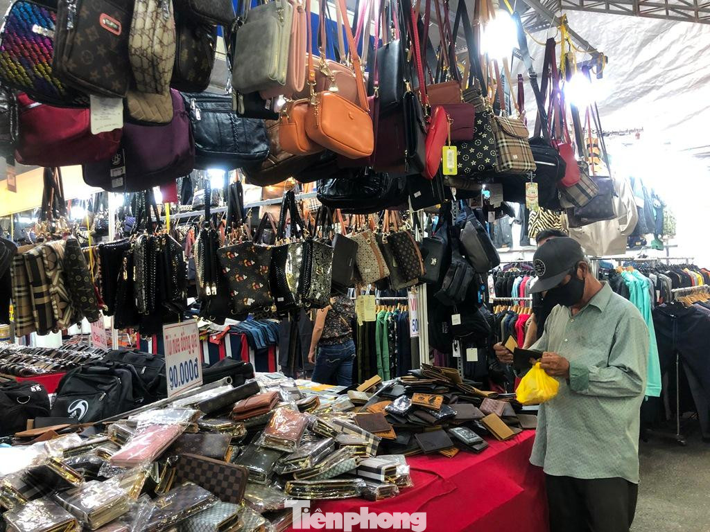 “Hàng tốt, giá mềm lại được bố trí thông thoáng nên tôi đến dạo hội chợ cũng yên tâm hơn. Tôi mua được rất nhiều món ngon, quần áo đẹp mà giá chỉ bằng một nửa so với nhiều nơi khác” – chị Thu Hương (ngụ quận Bình Tân) khoe.