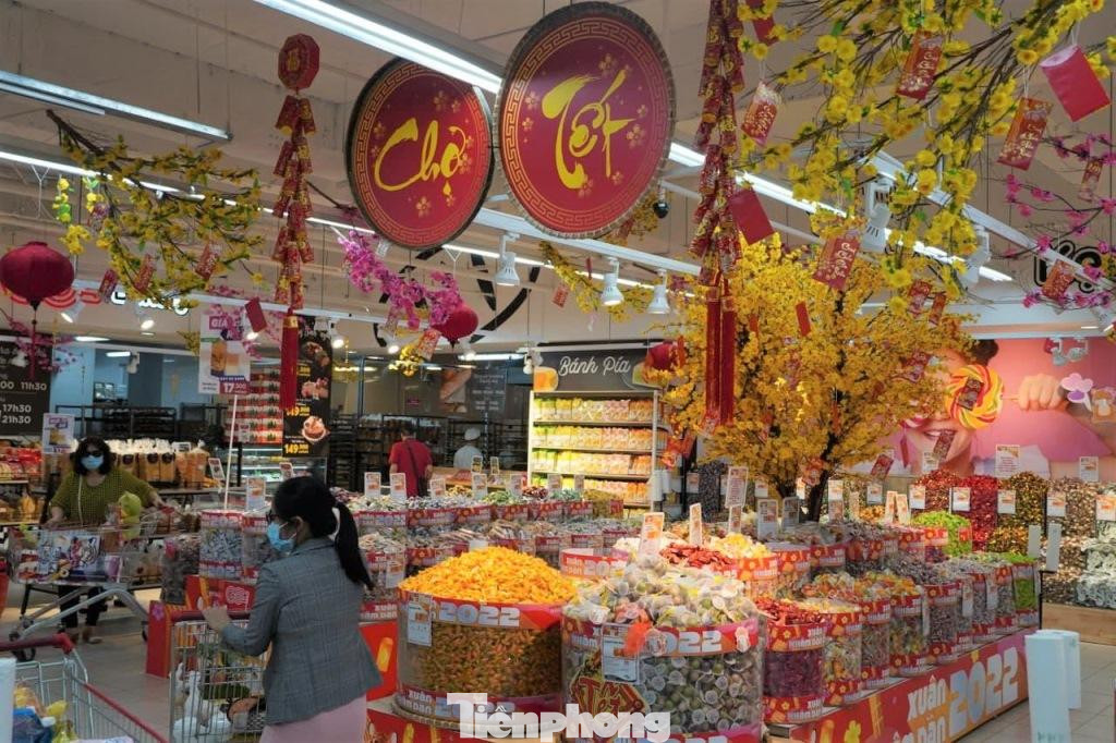 Tại các siêu thị, những chương trình khuyến mãi Tết cũng được tung ra, sức mua đang dần nhộn nhịp hơn.