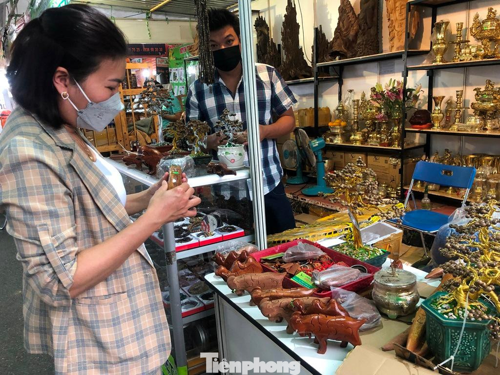 Đồ chơi lắp ghép hình con hổ giá 50.000 đồng/món, cây tài lộc làm từ dây kẽm được chế tác công phu, tỉ mỉ.