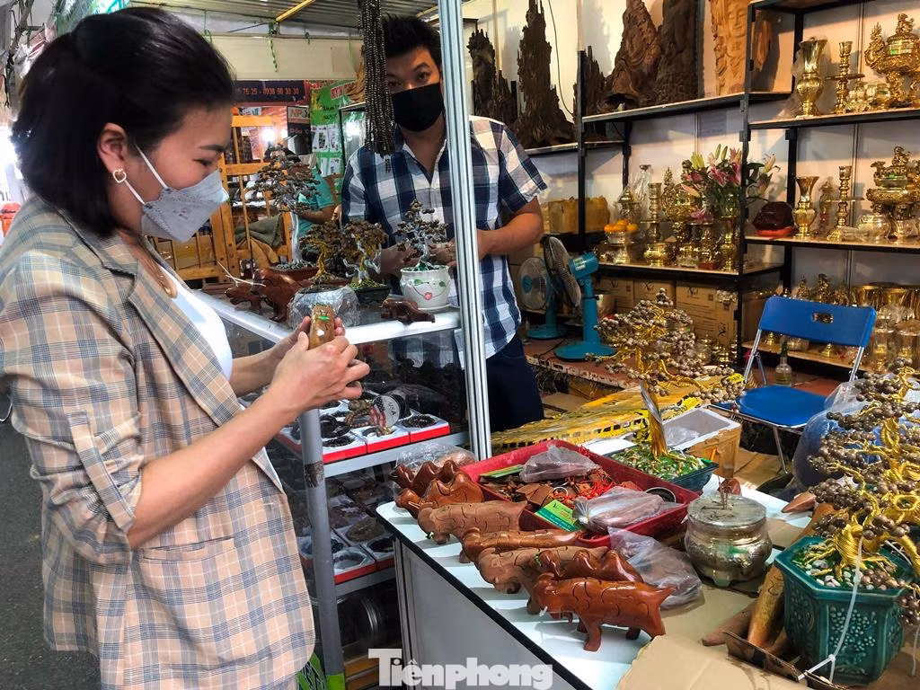 Đồ chơi lắp ghép hình con hổ giá 50.000 đồng/món, cây tài lộc làm từ dây kẽm được chế tác công phu, tỉ mỉ.