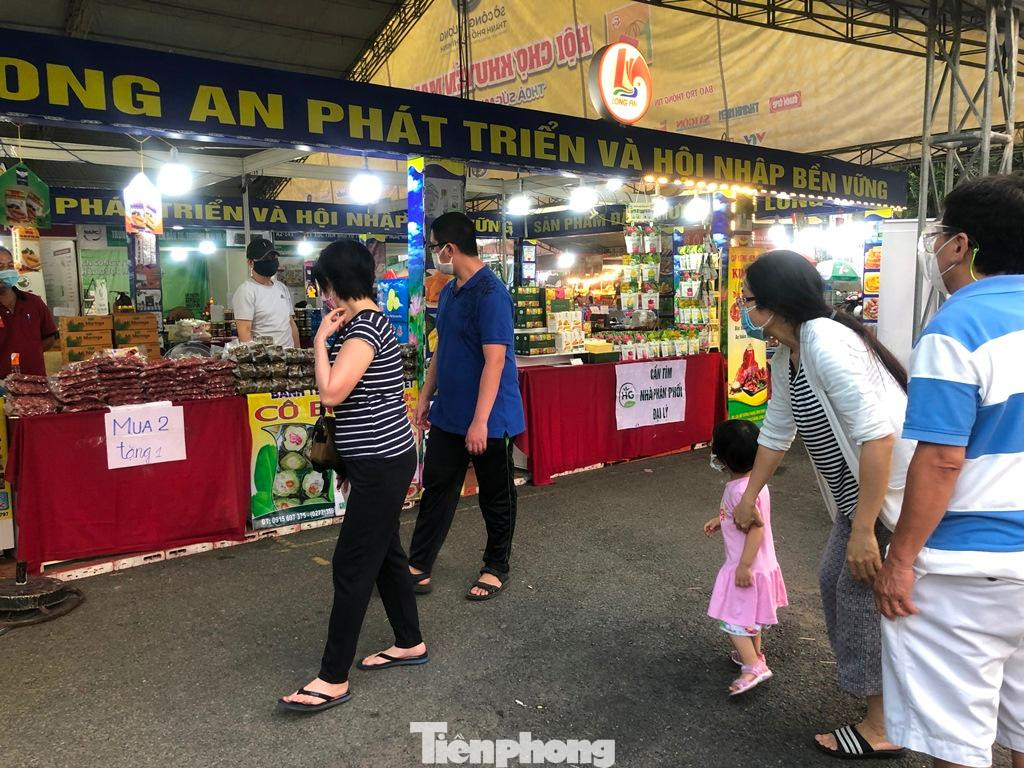 Người dân TPHCM đưa gia đình dạo hội chợ vừa vui chơi, vừa mua sắm nhiều mặt hàng với giá mềm.