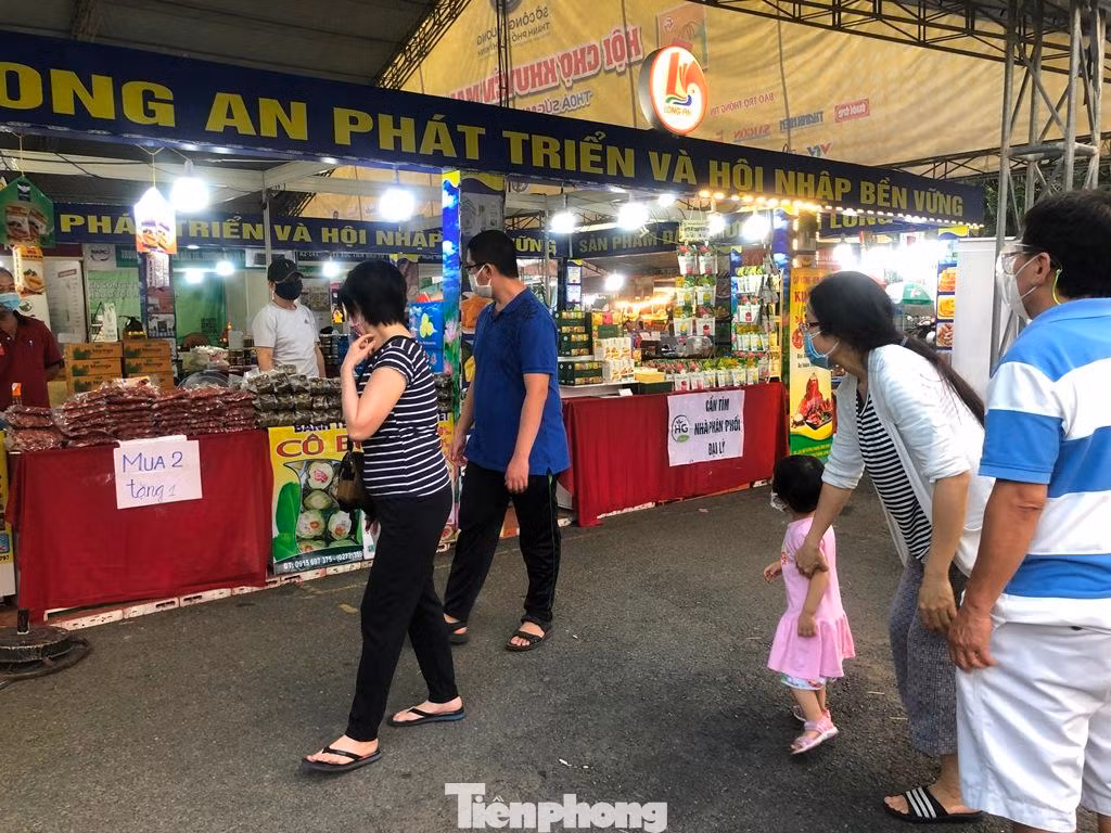 Người dân TPHCM đưa gia đình dạo hội chợ vừa vui chơi, vừa mua sắm nhiều mặt hàng với giá mềm.