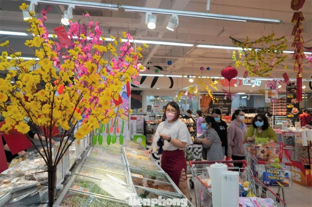 Bà Nguyễn Thị Bích Vân, đại diện một siêu thị trên địa bàn TPHCM cho biết: “Chúng tôi ước tính, nhu cầu của người tiêu dùng đối với các sản phẩm tươi sống sẽ tăng trưởng hơn so với cùng kì năm ngoái. Chúng tôi cam kết với khách hàng về giá cả sản phẩm dịp Tết năm nay, bằng nhiều chương trình khuyến mại hấp dẫn khác nhau cho hàng mùa vụ và truyền thống ngày Tết áp dụng khi mua tại cửa hàng và trực tuyến”.