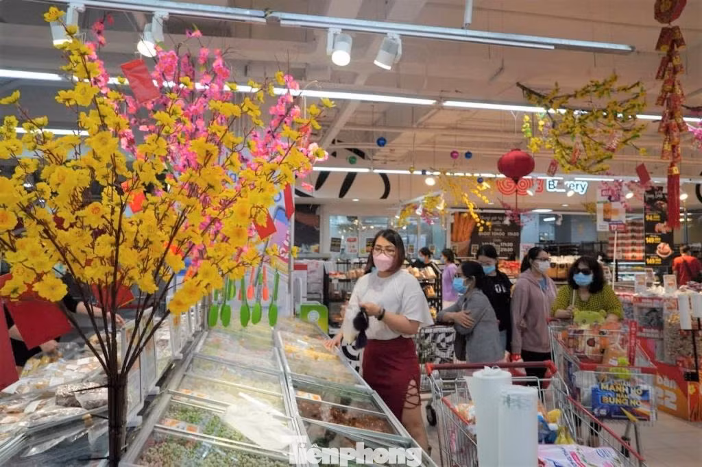 Bà Nguyễn Thị Bích Vân, đại diện một siêu thị trên địa bàn TPHCM cho biết: “Chúng tôi ước tính, nhu cầu của người tiêu dùng đối với các sản phẩm tươi sống sẽ tăng trưởng hơn so với cùng kì năm ngoái. Chúng tôi cam kết với khách hàng về giá cả sản phẩm dịp Tết năm nay, bằng nhiều chương trình khuyến mại hấp dẫn khác nhau cho hàng mùa vụ và truyền thống ngày Tết áp dụng khi mua tại cửa hàng và trực tuyến”.