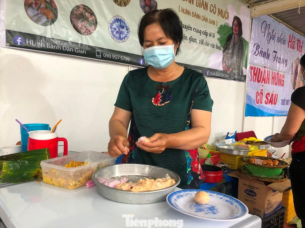 Đây là lần đầu tiên cô Mười mang bánh lên thành phố giới thiệu, nguyên nhân là dịch bệnh, nhiều người không thể về quê để thưởng thức món bánh miền Tây, nên cô Mười bưng bê, gói ghém nguyên liệu tham gia hội chợ để bán hàng bánh cho người dân đổi món ngày Tết.