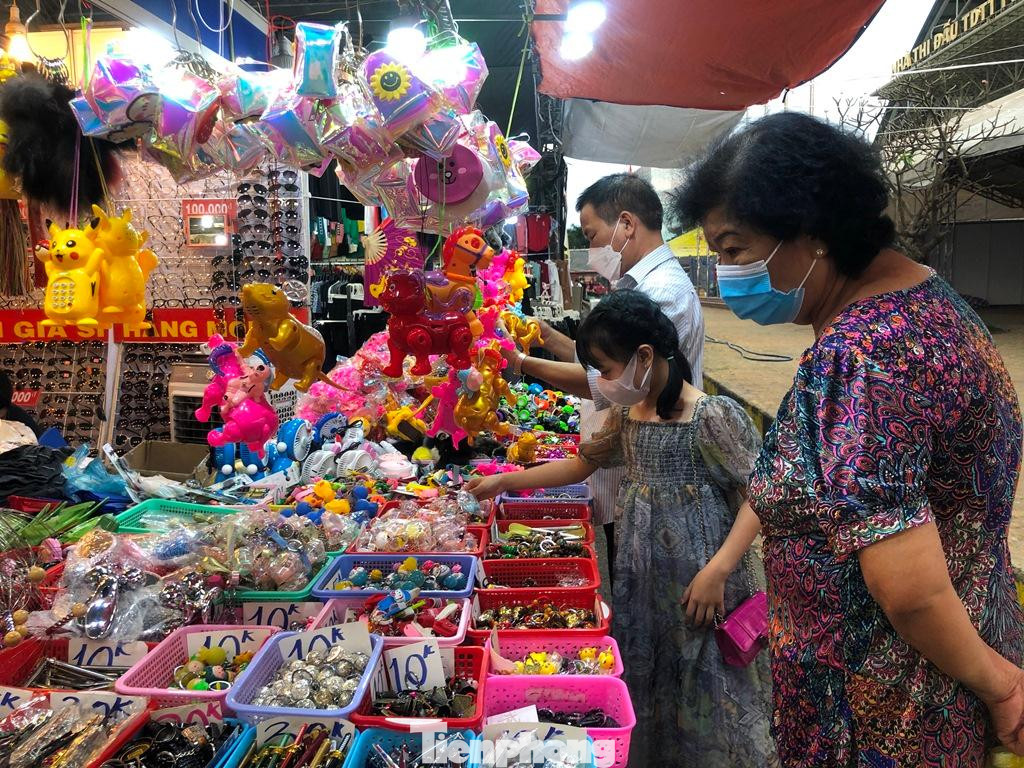 “Hiện nay, các doanh nghiệp tham gia chương trình bình ổn thị trường tại thành phố đều cam kết giữ ổn định giá, không điều chỉnh tăng giá bán trong 1 tháng trước Tết và 1 tháng sau Tết; đồng thời, thực hiện giảm giá sâu trong 2 ngày cận Tết đối với các mặt hàng thiết yếu như thịt heo, thịt gà, trứng gia cầm... “ - ông Bùi Tá Hoàng Vũ, Giám đốc Sở Công thương TPHCM cho biết.