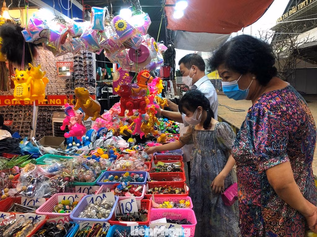 “Hiện nay, các doanh nghiệp tham gia chương trình bình ổn thị trường tại thành phố đều cam kết giữ ổn định giá, không điều chỉnh tăng giá bán trong 1 tháng trước Tết và 1 tháng sau Tết; đồng thời, thực hiện giảm giá sâu trong 2 ngày cận Tết đối với các mặt hàng thiết yếu như thịt heo, thịt gà, trứng gia cầm... “ - ông Bùi Tá Hoàng Vũ, Giám đốc Sở Công thương TPHCM cho biết.