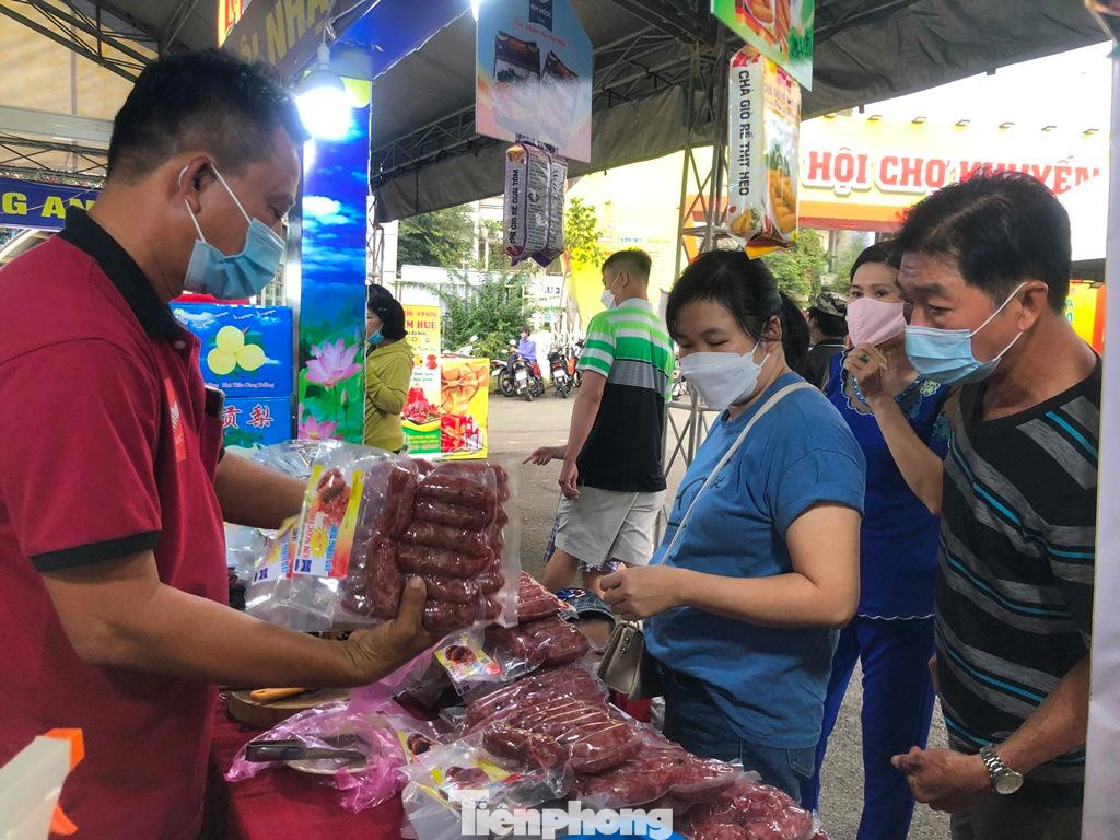 Giới thiệu nào nem chua, nem nướng, lạp xưởng ở Long An, chị Bình hào hứng: “Lần thứ 2 sau dịch, tôi đem thực phẩm nhà làm lên thành phố và được khách ủng hộ nhiệt tình. Lạp xưởng 120.000 đồng/kg, mua 2kg được tặng 1 kg. Chúng tôi còn liên kết với nhau để bán hộ hàng như tôi giới thiệu thêm bánh tét, bánh chưng của cơ sở bạn để khách đến một quầy hàng nhưng mua được nhiều món, sản phẩm cũng tiêu thụ tốt hơn. Nhiều mặt hàng nem chả tạm hết, khách hàng xin số điện thoại đặt hàng để giao tận nơi, giá cả vẫn như bán ở hội chợ”.