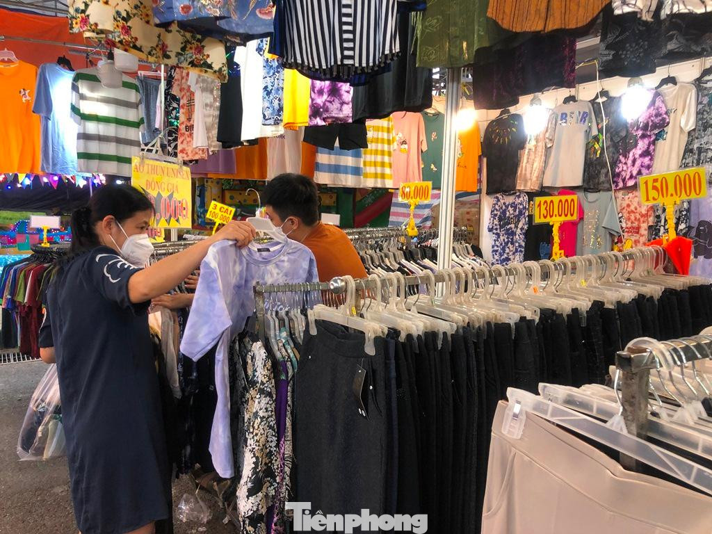 Không chỉ thực phẩm, các sản phẩm khác như quần áo thời trang, giày dép, đồ dùng trang trí nhà cửa cũng được bày bán tại hội chợ.