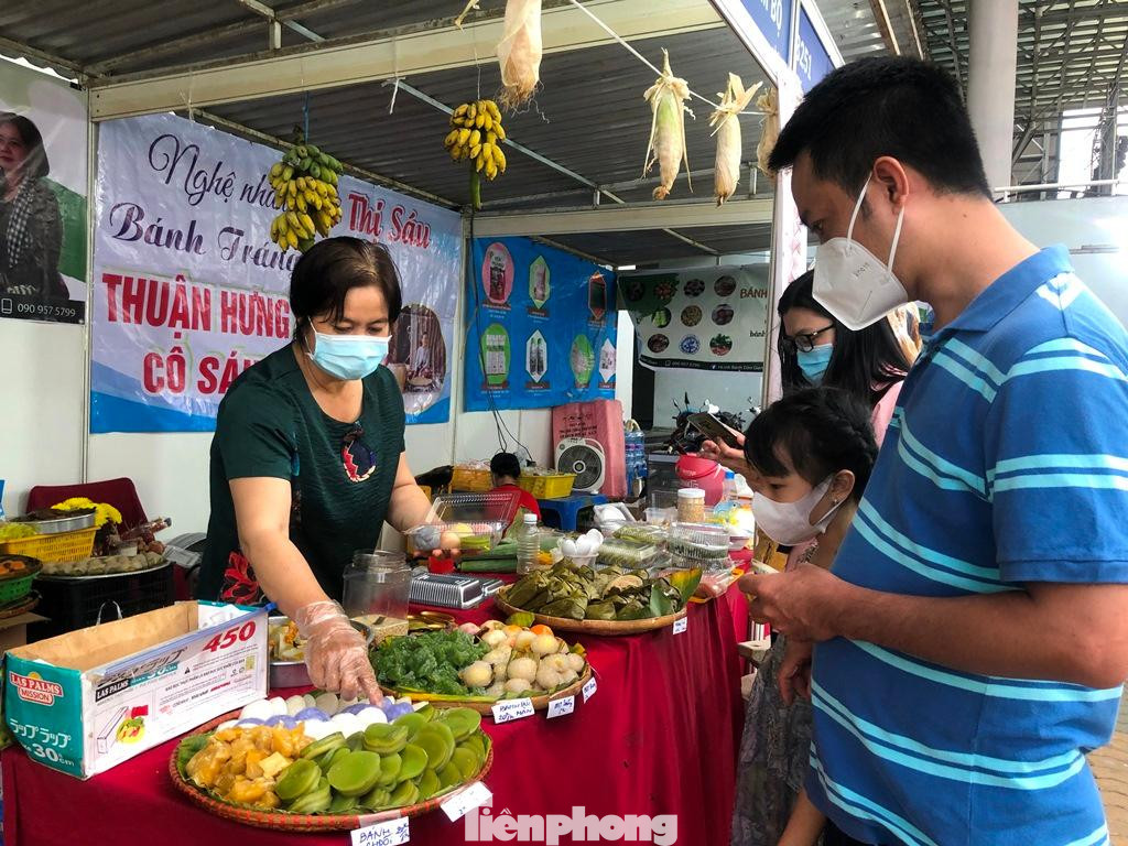Trưa ngày 25/12, tại hội chợ khuyến mãi ở quận 11, khá đông khách chen nhau thưởng thức các món bánh dân gian của Cô Mười (Cần Thơ) chế biến và bán tại chỗ. Những chiếc bánh bò, bánh chuối, bánh ít… nóng hổi, thơm mùi dừa thu hút quan khách. “Tôi đem cả tủ đá, nguyên liệu từ Cần Thơ lên TPHCM chế biến tại chỗ. Bánh làm ra tới đâu, khách chờ mua hết tới đó, nhiều lúc khách đông, mình luôn tay chế biến bán cả ngày không có thời gian nghỉ ngơi nhưng rất vui vì được nhiều người ủng hộ” – cô Mười cho hay.
