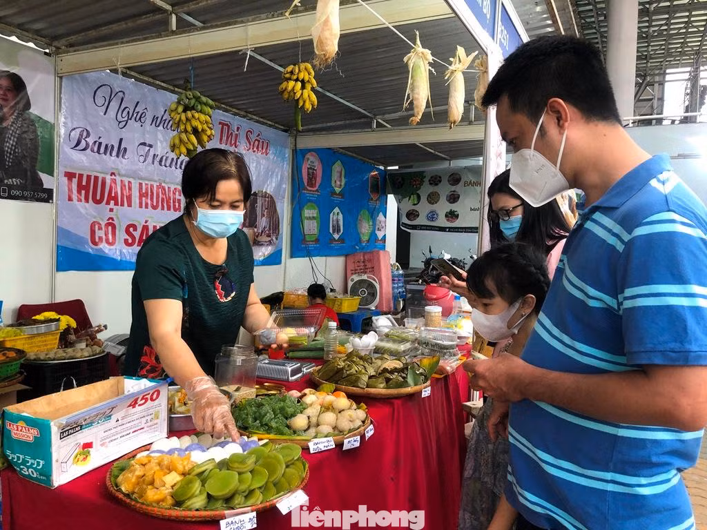 Trưa ngày 25/12, tại hội chợ khuyến mãi ở quận 11, khá đông khách chen nhau thưởng thức các món bánh dân gian của Cô Mười (Cần Thơ) chế biến và bán tại chỗ. Những chiếc bánh bò, bánh chuối, bánh ít… nóng hổi, thơm mùi dừa thu hút quan khách. “Tôi đem cả tủ đá, nguyên liệu từ Cần Thơ lên TPHCM chế biến tại chỗ. Bánh làm ra tới đâu, khách chờ mua hết tới đó, nhiều lúc khách đông, mình luôn tay chế biến bán cả ngày không có thời gian nghỉ ngơi nhưng rất vui vì được nhiều người ủng hộ” – cô Mười cho hay.