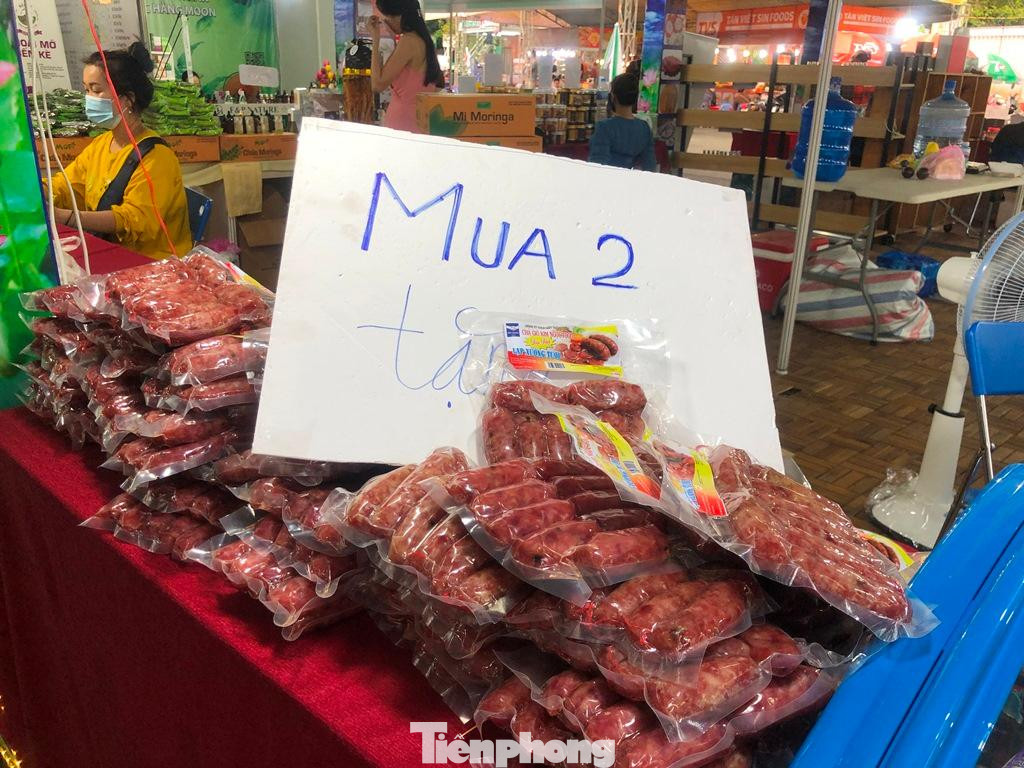 Lạp xưởng, nem nướng mua 2 tặng 1 hút khách TPHCM