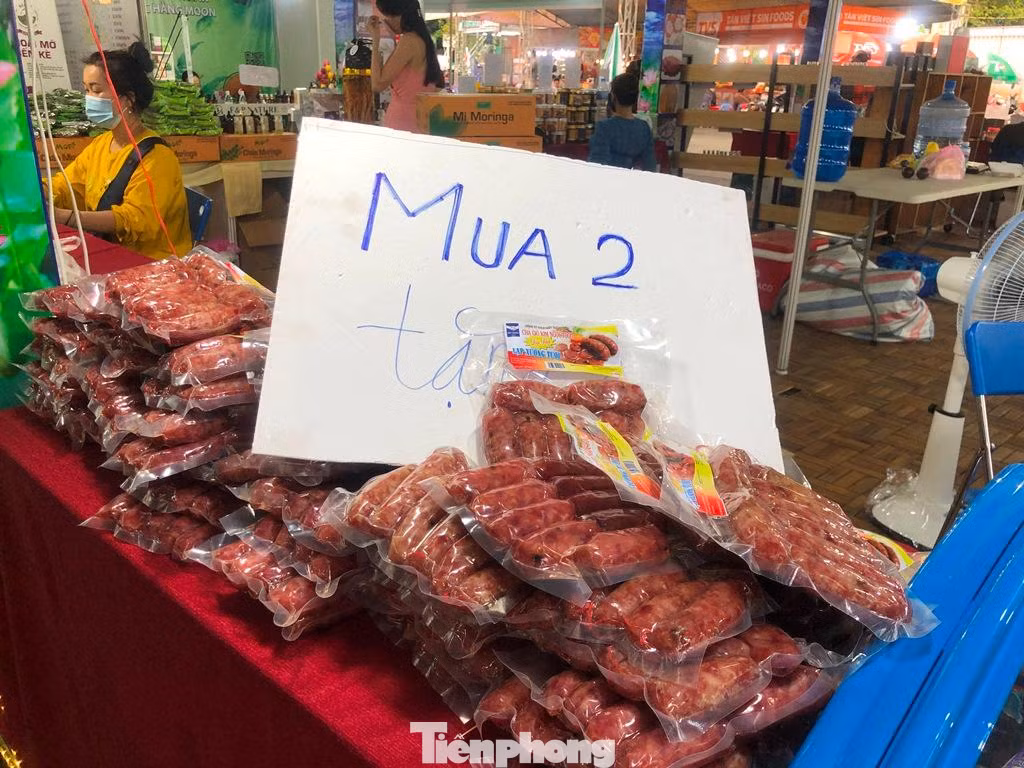 Lạp xưởng, nem nướng mua 2 tặng 1 hút khách TPHCM