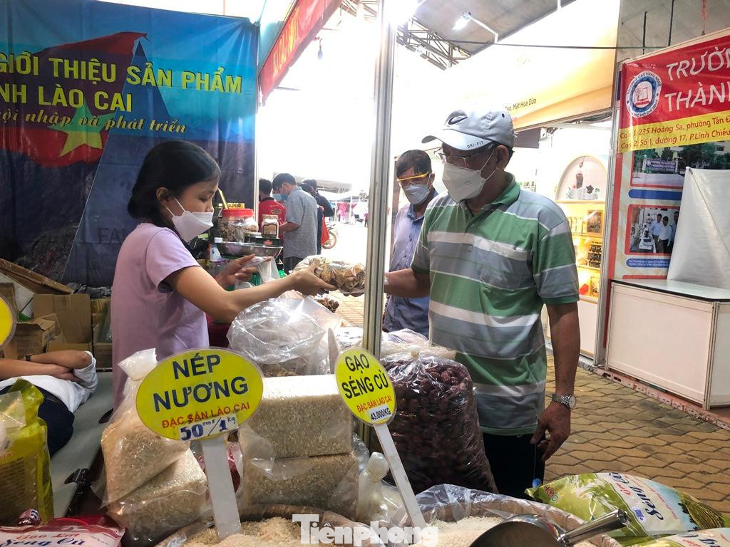 Nhiều đặc sản vùng miền như gạo, miến, nấm, khô bò, khô gà... phục vụ người dân thành phố ăn Tết.