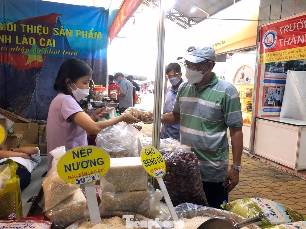 Nhiều đặc sản vùng miền như gạo, miến, nấm, khô bò, khô gà... phục vụ người dân thành phố ăn Tết.