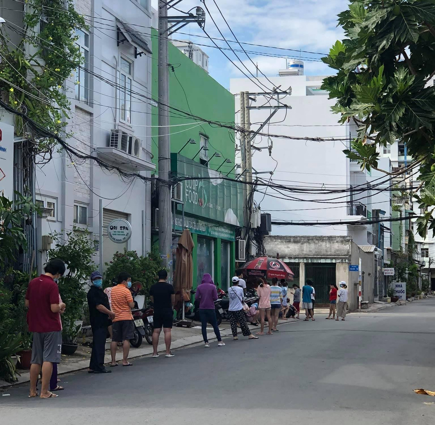 Xếp hàng dài cả mét để chờ vào siêu thị. Nhiều người nói vui: &quot;Cứ ngỡ mình sẽ không có cảm giác chờ được mua hàng mua thực phẩm như thời bao cấp, nhưng nay đã được trải nghiệm&quot;.