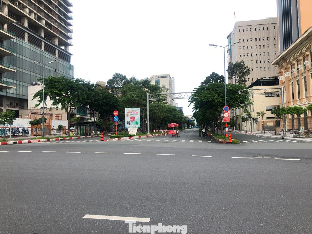 Tại các tuyến đường, lực lượng trực chốt vẫn miệt mài làm nhiệm vụ