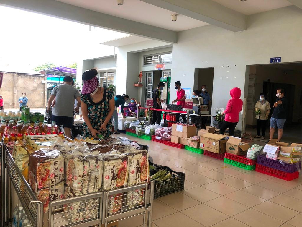 Với khoảng 2 giờ hoạt động, phiên chợ đã phục vụ nhu cầu thực phẩm thiết yếu cho nhiều hộ dân Với khoảng 2 giờ hoạt động, phiên chợ đã phục vụ nhu cầu thực phẩm thiết yếu cho nhiều hộ dân