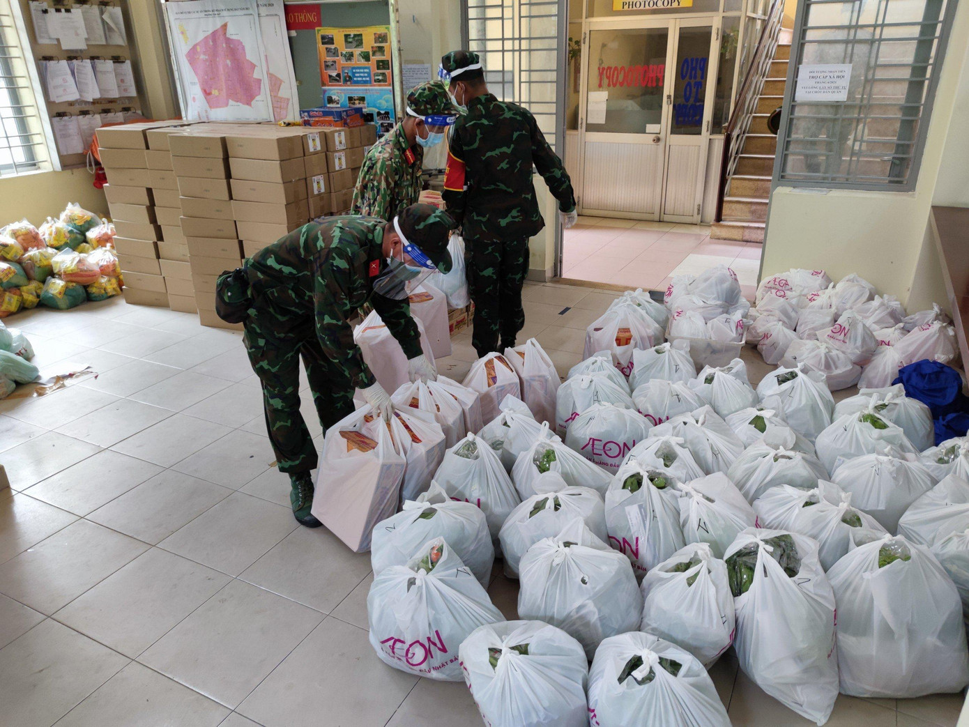 Lực lượng quân đội hỗ trợ giao hàng đến người dân trong giai đoạn "ai ở đâu ở yên đó"