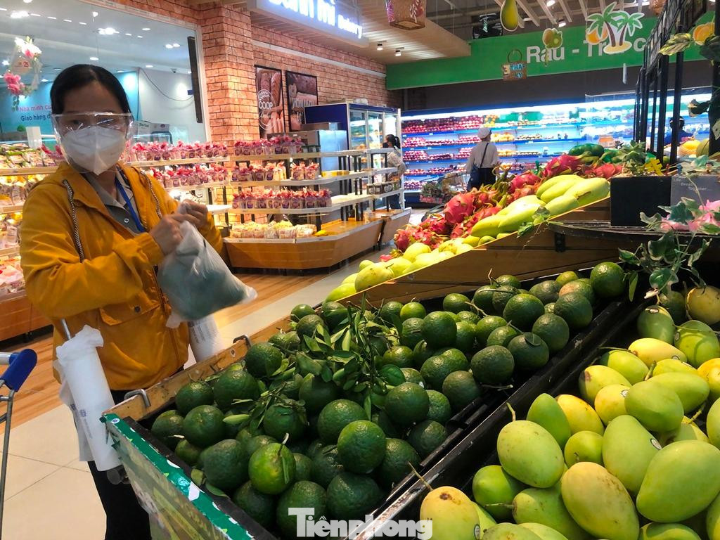 Siêu thị thực hiện giãn cách, hạn chế số lượng tùy theo từng thời điểm để hạn chế khách quá đông