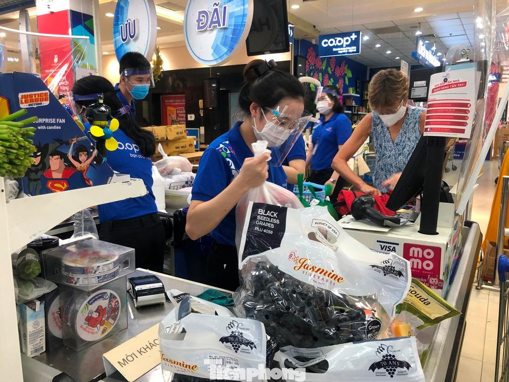 Nhân viên tất bật phục vụ khách