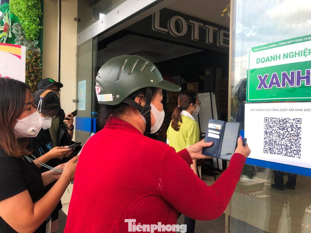 Khách hàng check mã QR, có "tick xanh" sẽ được vào lựa chọn thực phẩm trực tiếp trong siêu thị