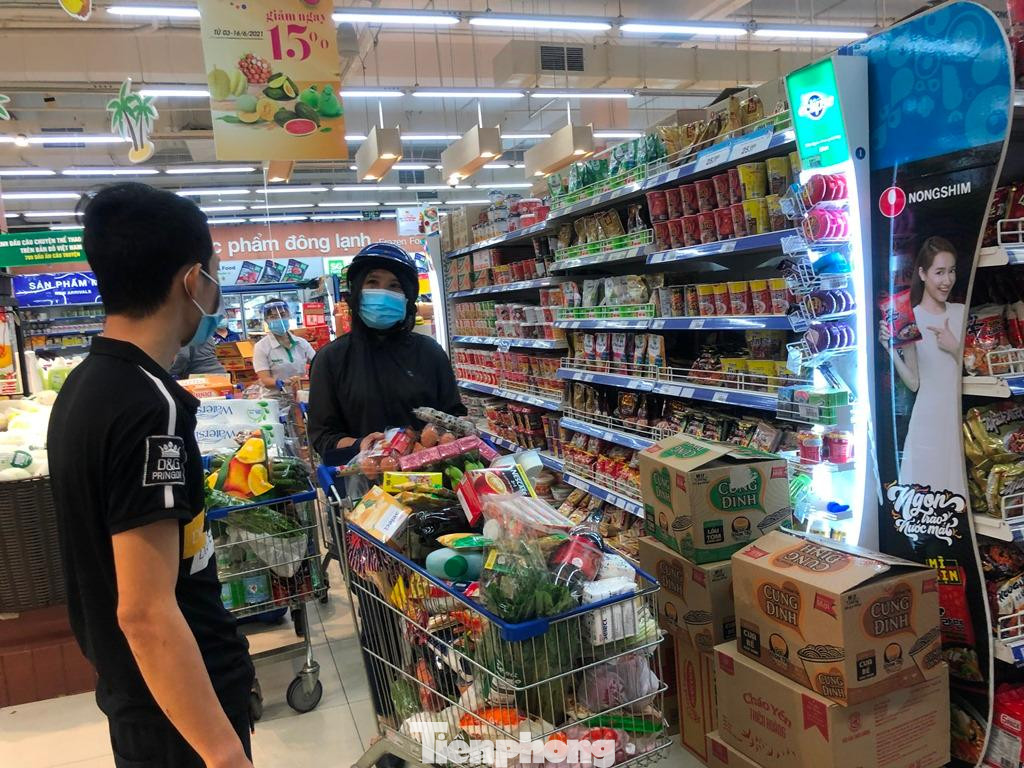 Khách hàng tranh thủ mua sắm để đủ ăn trong nhiều ngày