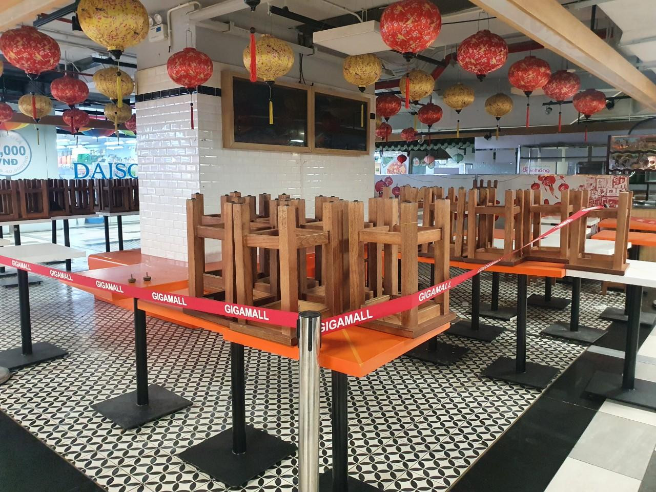 "Kinh doanh khó khăn, giá thuê mặt bằng trong các trung tâm thương mại cao, thiếu lao động... nên chúng tôi phải tính toán lại" - một đại diện doanh nghiệp nêu lý do chưa tái hoạt động. "Kinh doanh khó khăn, giá thuê mặt bằng trong các trung tâm thương mại cao, thiếu lao động... nên chúng tôi phải tính toán lại" - một đại diện doanh nghiệp nêu lý do chưa tái hoạt động.