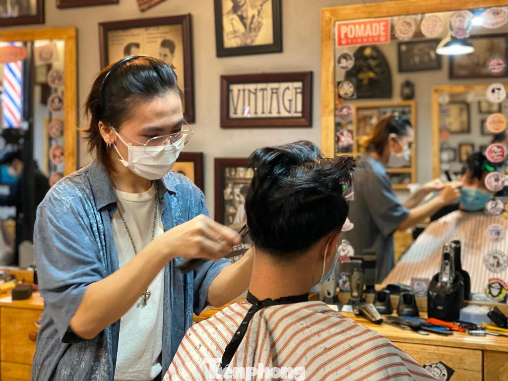 Ghi nhận trong ngày 1/10, nhiều tiệm cắt tóc trên đường 3/2 (quận 10), Vũ Tùng (quận Bình Thạnh), Ngô Quyền (quận 5)... khách xếp hàng chờ được cắt tóc ngay từ sáng sớm.