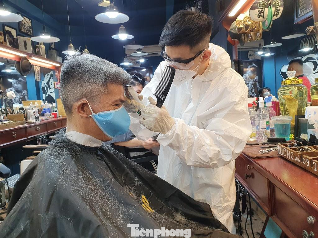 Ông Bình (ngụ quận 3) cho biết: "Nghe dịch vụ cắt tóc được mở lại, tôi mừng lắm. Ngay từ hôm qua, tôi đã gọi điện hẹn giờ tại quán quen, sau đó mình đến là được "làm đẹp" luôn, không phải chờ đợi quá lâu".