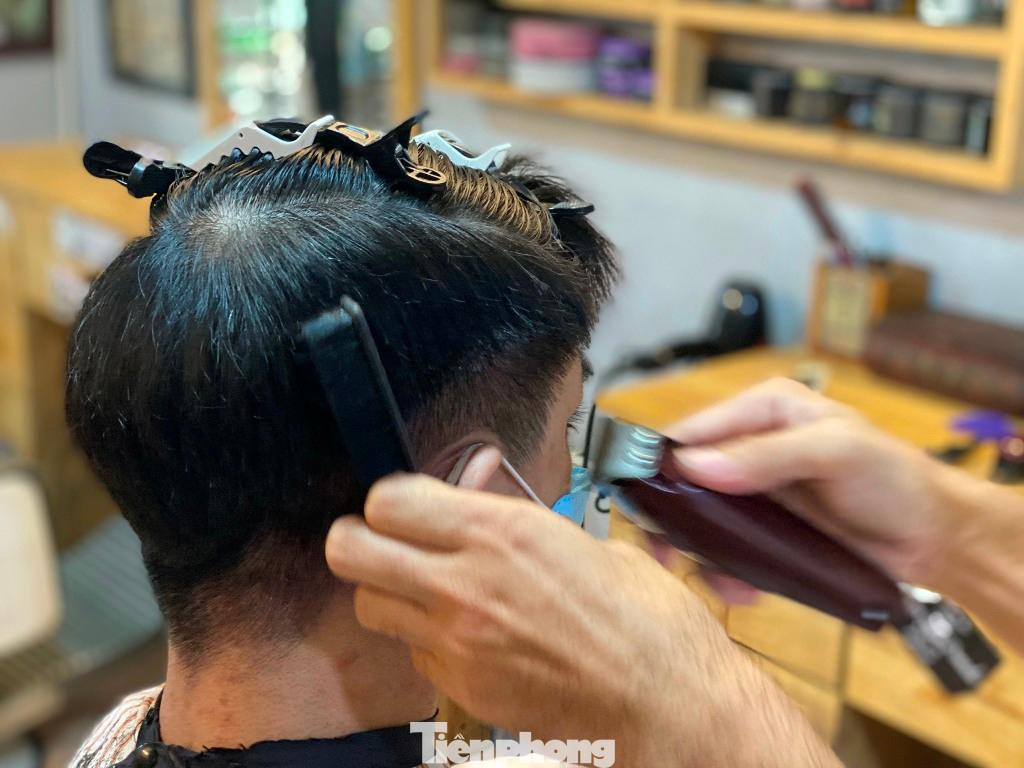 Nhiều khách nam chia sẻ: "Lúc giãn cách, tóc quá dài rất khó chịu nên mua tông-đơ về nhà... tự xử. Tuy nhiên kiểu đầu như thế lại quá đơn điệu, chỉ có ra tiệm mình mới vừa ý".