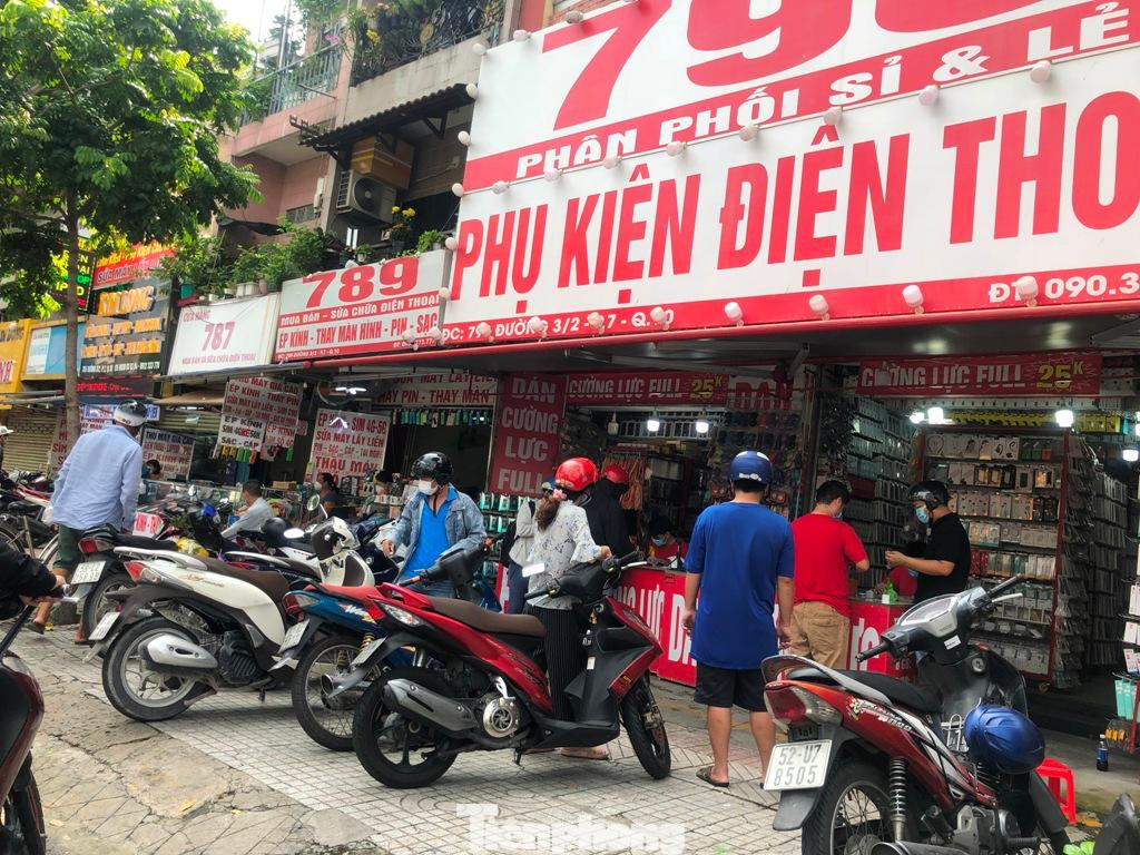 Một loạt cửa hàng phụ kiện điện thoại trên đường 3/2 (quận 10) rất đông khách.