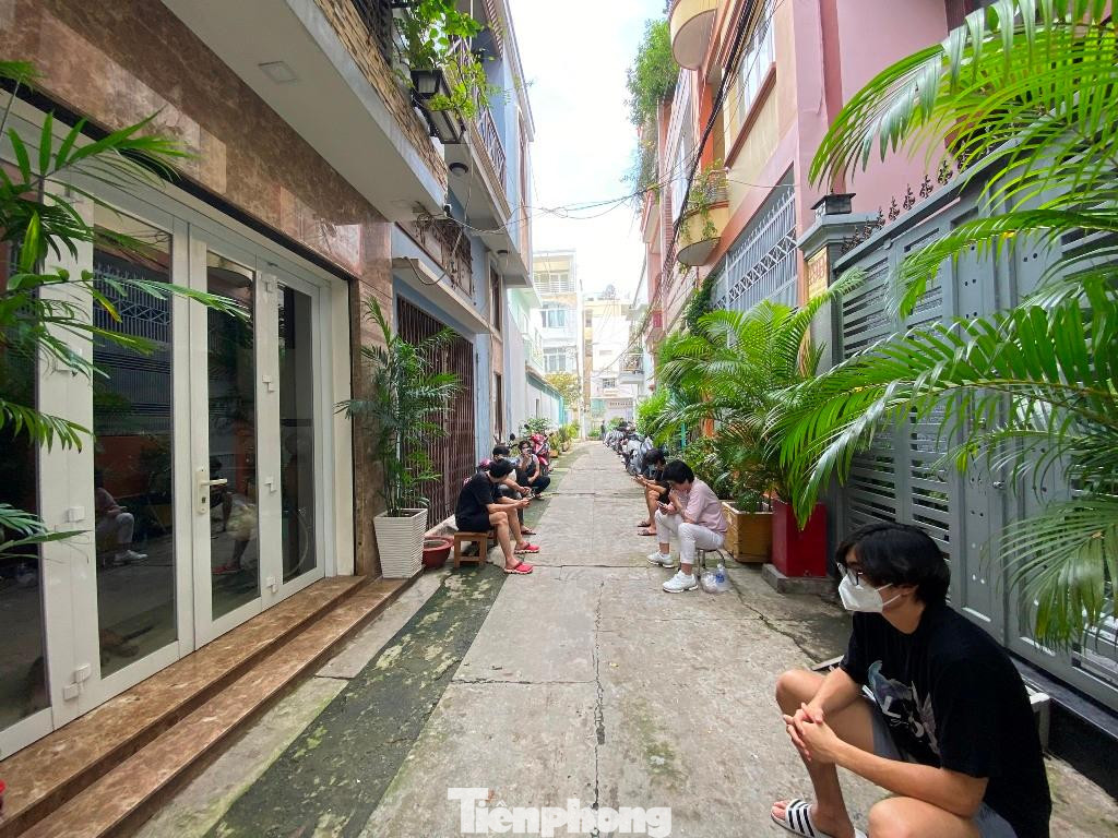 Khách ngồi giãn cách xếp hàng dài chờ đến lượt vào... làm đẹp