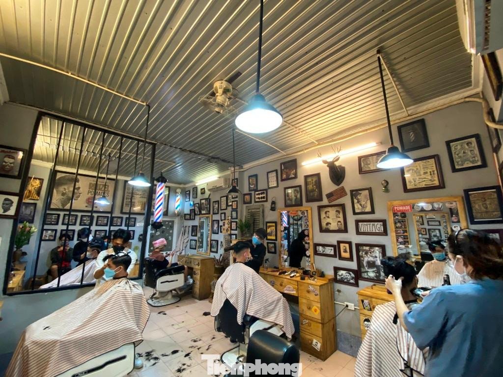 Một tiệm tóc ở quận Bình Thạnh, nhân viên làm việc xuyên trưa để phục vụ khách. "Mệt nhưng vui lắm, đã nhiều ngày rồi nay mới được làm việc trở lại. Thấy khách đến, chúng tôi ai cũng cố gắng làm thật tốt cho khách hài lòng" - anh Bình (nhân viên tiệm) cho biết.