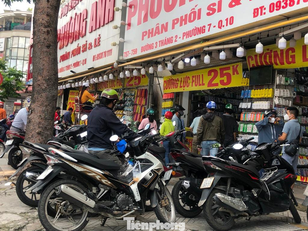 Trong khi đó, nhiều cửa hàng kinh doanh phụ kiện điện thoại cũng mở bán trở lại. Khách xếp hàng vào mua sắm