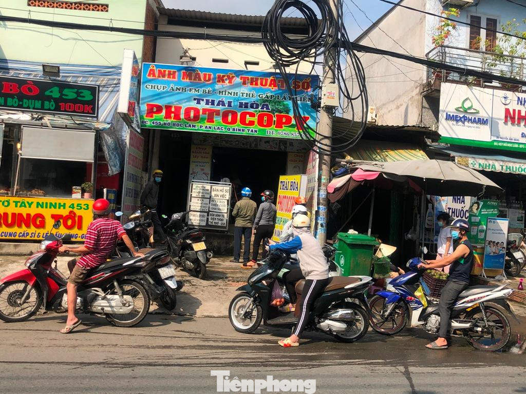 Trong ngày 1/10, người dân cũng xếp hàng trước các tiệm photocopy để sao chép giấy tờ, hồ sơ, rửa ảnh thẻ...