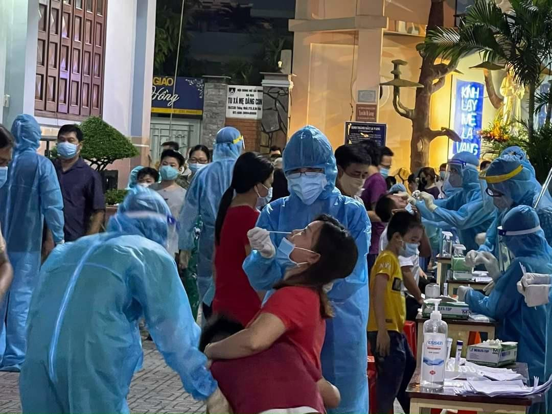 Xuyên đêm lấy mẫu xét nghiệm COVID-19 tại P.15, Q.Gò Vấp