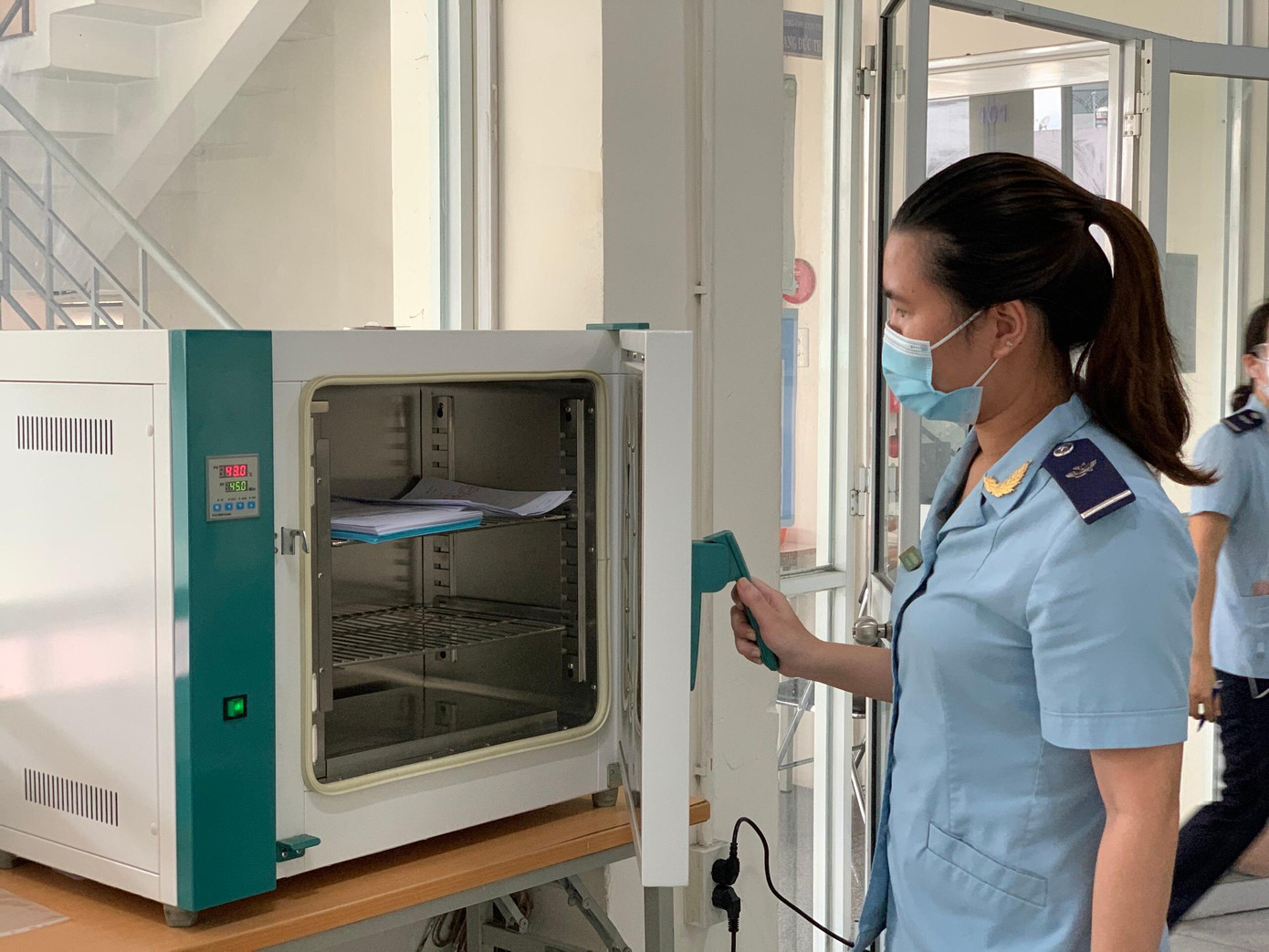 Hồ sơ được khử nhiệt để phòng nguy cơ dịch bệnh Hồ sơ được khử nhiệt để phòng nguy cơ dịch bệnh