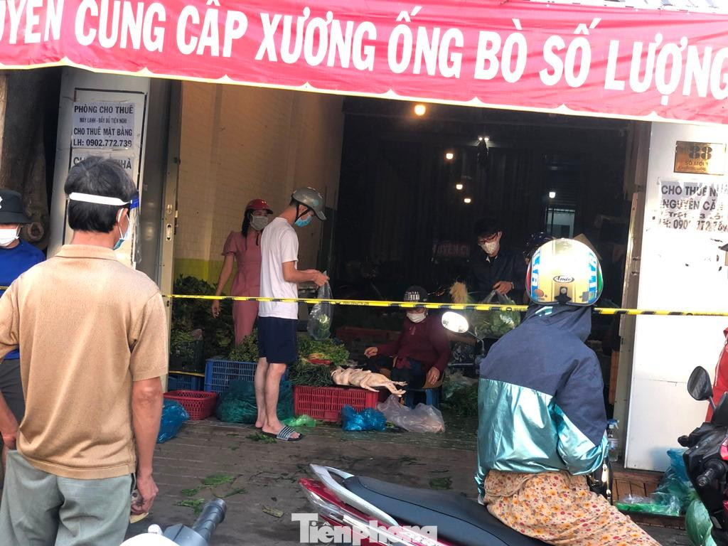 Thực phẩm không còn được niêm yết giá. Các loại thịt gà, vịt có giá 120.000-150.000 đồng/kg, trứng gia cầm 45.000 đồng/10 trứng...